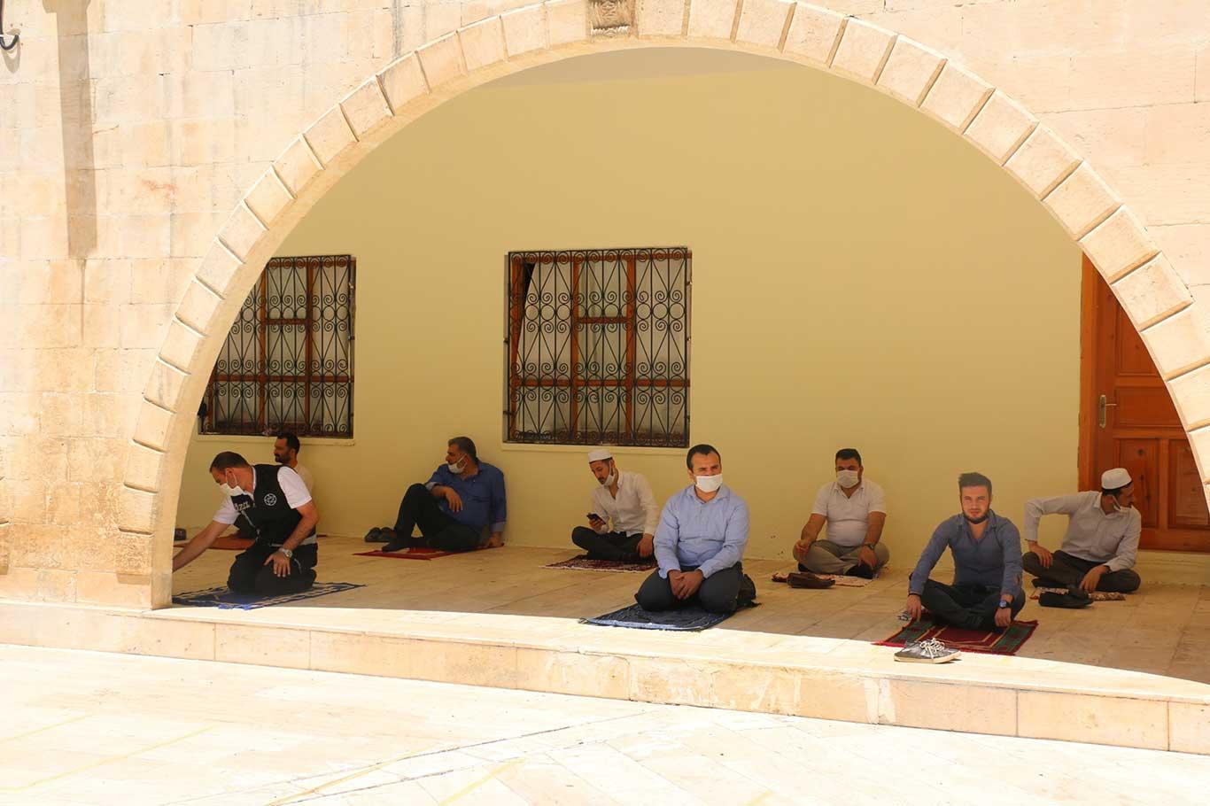 Şanlıurfa’da uzun bir aradan sonra ilk Cuma namazı kılındı